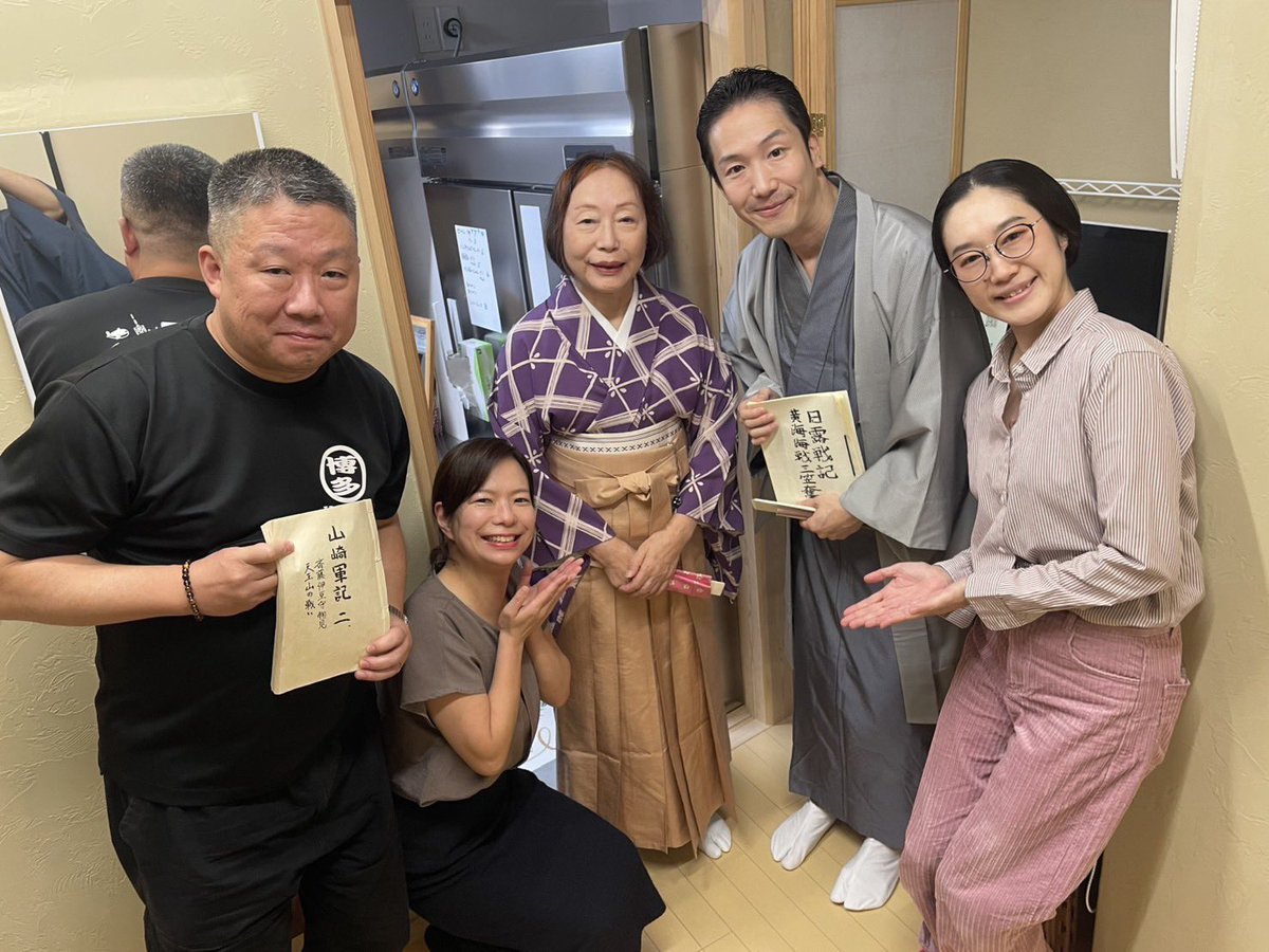 GinyaTanabe's tweet photo. 軍談ウィーク2初日
27名様ご来場誠に有難うございました🙏

仲トリの琴桜先生
トップバッターの伊織くん
主任の琴凌さん
勉強に来ていた琴鶴姉さんと

義経記はこれ！と半衿を選ぶ

２日はおかげさまで満員御礼
3日はお席ご用意出来ます‼️ https://t.co/dRJek6ip3m
