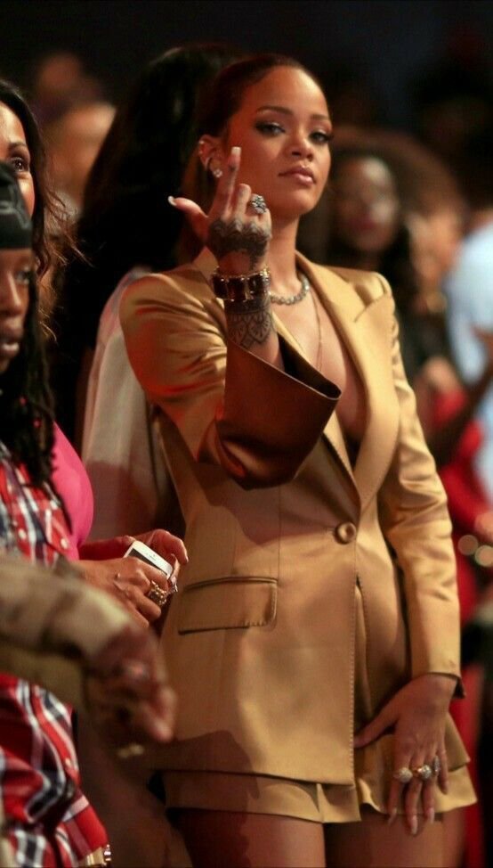 SoulScripts97's tweet photo. Before Rihanna turned “Umbrella” into one of the biggest songs of her career, the song was being passed around. 

It was first written with Britney Spears in mind.
Britney didn't take it. Then it reached Mary J. Blige. Mary also passed. In 2017, Rihanna got it. And the rest is.. https://t.co/OXKXy6GMmi