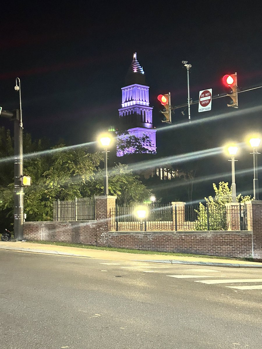 makejdm's tweet photo. unexpected bonus of late work and my bad missing last @wmata Metrorail: beautiful night. https://t.co/mIeEyvxu6u