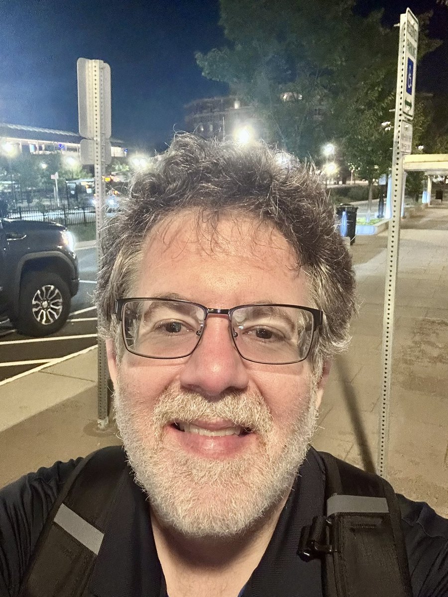 makejdm's tweet photo. unexpected bonus of late work and my bad missing last @wmata Metrorail: beautiful night. https://t.co/mIeEyvxu6u