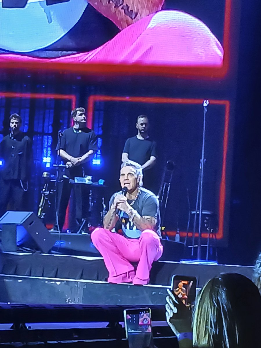 ThatPaaw's tweet photo. Tanta espera y lo valió todo. Gracias por tanto Robertooo @robbiewilliams https://t.co/J4LMUFzyho