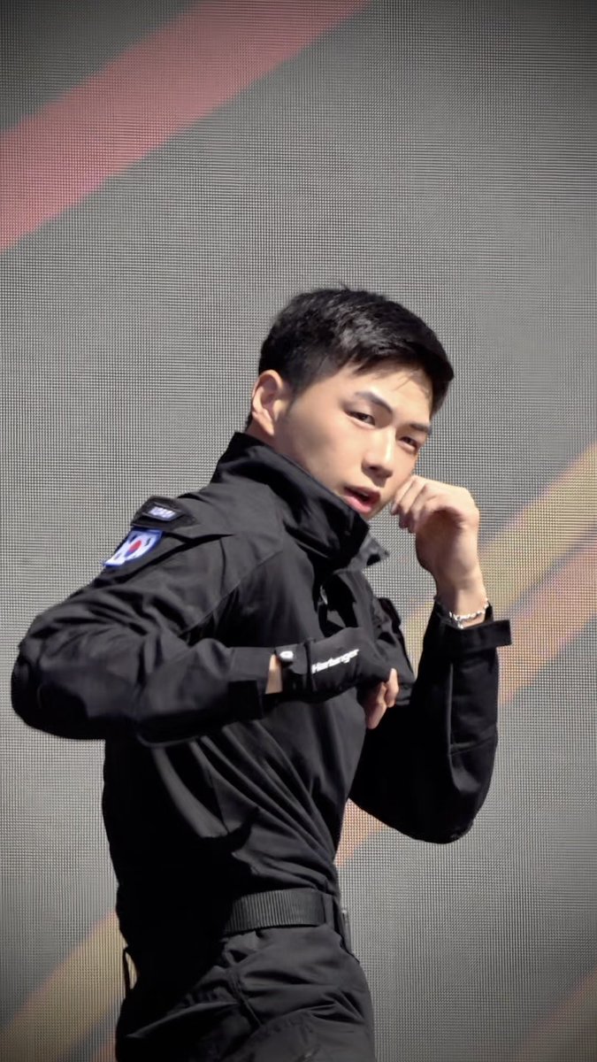 kittyaongg's tweet photo. 그와중에 허리 잘록한거보소 https://t.co/uYreOmsscS