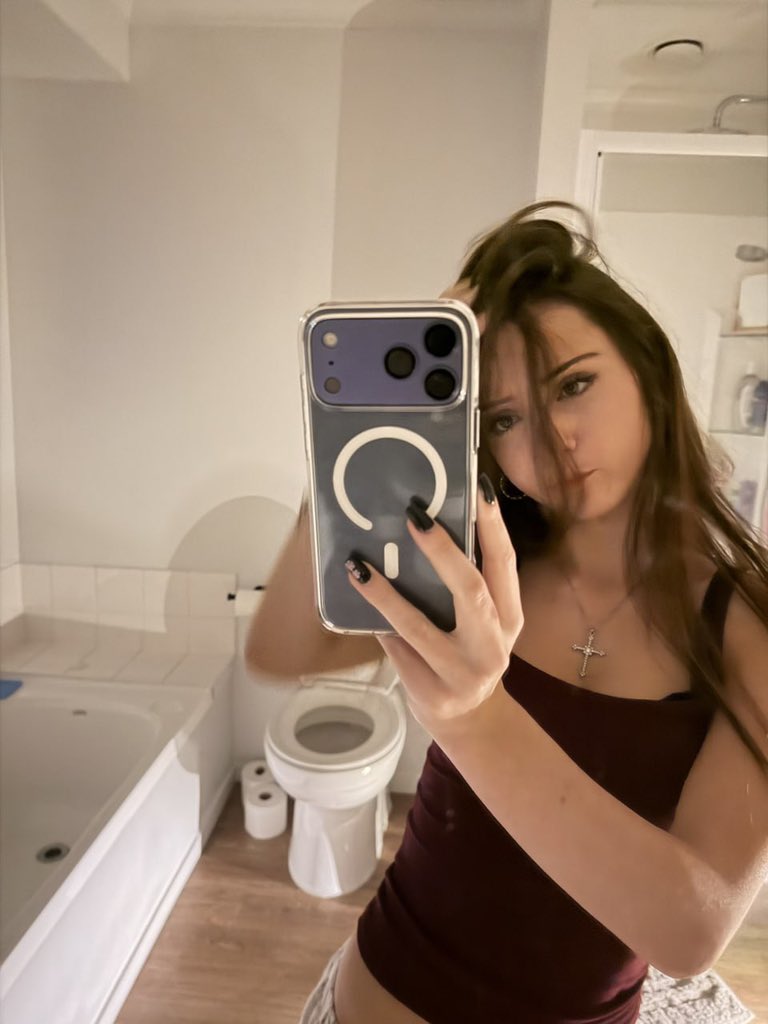 softtyy01's tweet photo. mirror mirror on the wall… who’s ruining ur focus today_ https://t.co/zfNSOVh1s5