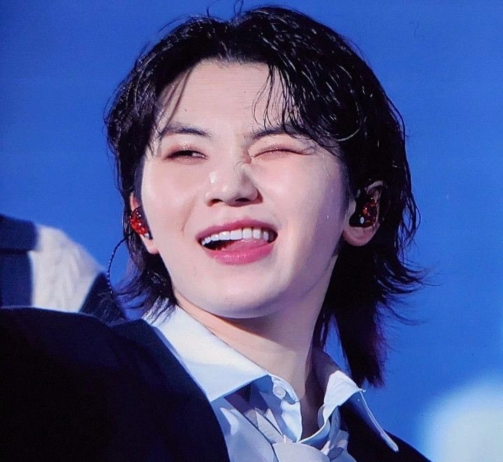 woozistars's tweet photo. you can take him out of idol activities but you cant take the idol out of him, those facial expressions and stage presence is still UNMATCHED https://t.co/0GQkmcm2oe
