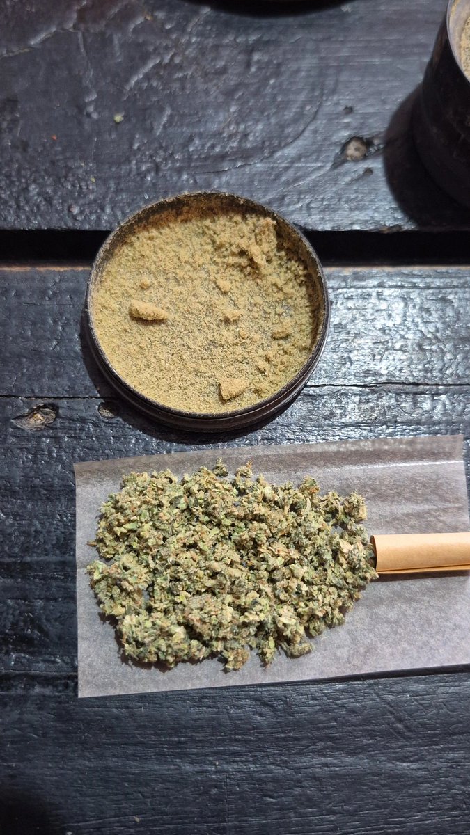 rive_facuu's tweet photo. #420community #weed #cannabis 
#porro #kush #marihuana #MARYJANE 💚💚 https://t.co/fKWmxLlBZh