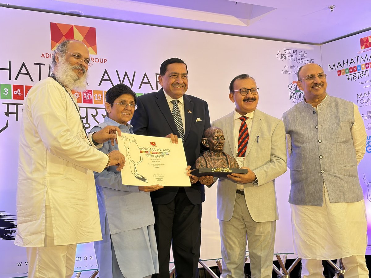 thekiranbedi's tweet photo. Amazing sustained effort by @csrmanofindia
#AmitSachdeva and his wife
#MugdhaArora.
They every year starting 2016 give away #MAHATMAAWARDS.
In various categories.
From next year now added Kasturba Award.
Supported graciously by #AdityaBirla Group. https://t.co/eFq9jsstqZ