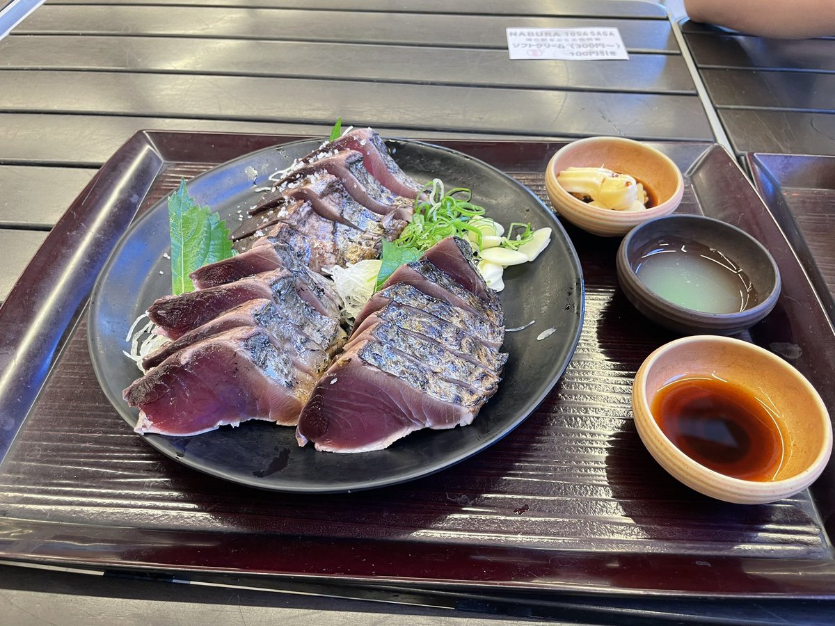 turibaka39's tweet photo. 高知に墓参りきたらいつも2㌔ぐらい太ります。

初めてメジカ食べたけどモチモチで美味しいね^_^ https://t.co/p266wBELhS