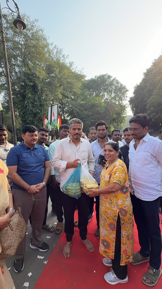RRPSpeaks's tweet photo. पुण्यात BBA चं शिक्षण घेणारे बीड येथील शेतकरी कुटुंबातील अनिरुद्ध वाघ, पृथ्वीराज हावळे, ओंकार शिराम यांनी #MPSC च्या आंदोलक विद्यार्थ्यांसाठी पहाटे चहा आणि पोह्यांची व्यवस्था केली. विशेष म्हणजे त्यांनी स्वतः त्यांच्या रुमवर हे चहा-पोहे बनवून आणले.. तसंच पुण्यातील ॲड. विद्याताई पेळमकर यांनीही सकाळी सत्याग्रहाच्या ठिकाणी भेट देऊन विद्यार्थ्यांसाठी केळी दिली आणि या सत्याग्रहाला पाठींबा दिला. हा सत्याग्रह विद्यार्थ्यांचा असला तरी उद्या हेच विद्यार्थी प्रशासनात येऊन समाजासाठी काम करणार आहेत, त्यामुळं प्रत्यक्ष-अप्रत्यक्षपणे हा लढा सर्वच समाजघटकांशी संबंधित आहे, त्यामुळं सर्वच घटकांचा या लढ्याला पाठींबा मिळतोय!

#MPSC_विद्यार्थी_सत्याग्रह
#भिमनवार_यांचा_राजीनामा_झालाच_पाहिजे
#आता_माघार_नाही