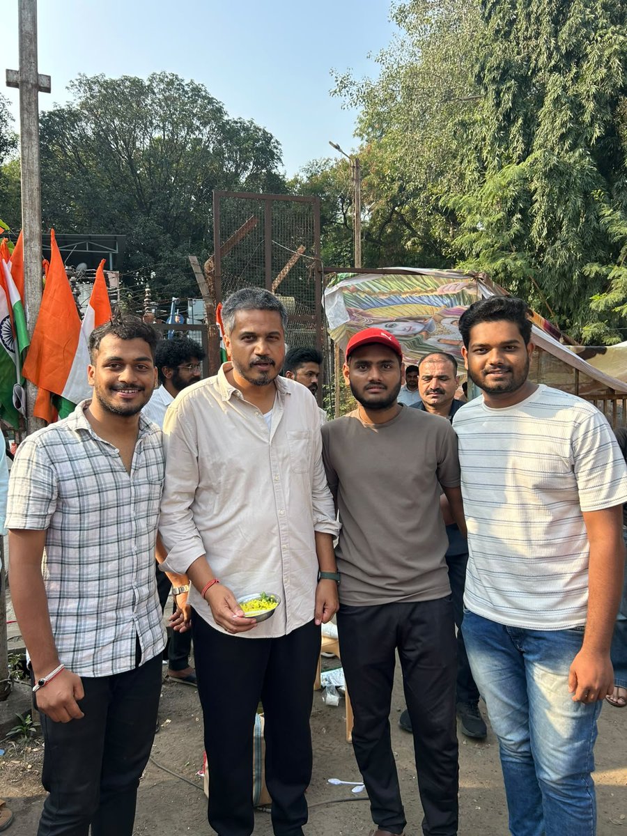 RRPSpeaks's tweet photo. पुण्यात BBA चं शिक्षण घेणारे बीड येथील शेतकरी कुटुंबातील अनिरुद्ध वाघ, पृथ्वीराज हावळे, ओंकार शिराम यांनी #MPSC च्या आंदोलक विद्यार्थ्यांसाठी पहाटे चहा आणि पोह्यांची व्यवस्था केली. विशेष म्हणजे त्यांनी स्वतः त्यांच्या रुमवर हे चहा-पोहे बनवून आणले.. तसंच पुण्यातील ॲड. विद्याताई पेळमकर यांनीही सकाळी सत्याग्रहाच्या ठिकाणी भेट देऊन विद्यार्थ्यांसाठी केळी दिली आणि या सत्याग्रहाला पाठींबा दिला. हा सत्याग्रह विद्यार्थ्यांचा असला तरी उद्या हेच विद्यार्थी प्रशासनात येऊन समाजासाठी काम करणार आहेत, त्यामुळं प्रत्यक्ष-अप्रत्यक्षपणे हा लढा सर्वच समाजघटकांशी संबंधित आहे, त्यामुळं सर्वच घटकांचा या लढ्याला पाठींबा मिळतोय!

#MPSC_विद्यार्थी_सत्याग्रह
#भिमनवार_यांचा_राजीनामा_झालाच_पाहिजे
#आता_माघार_नाही
