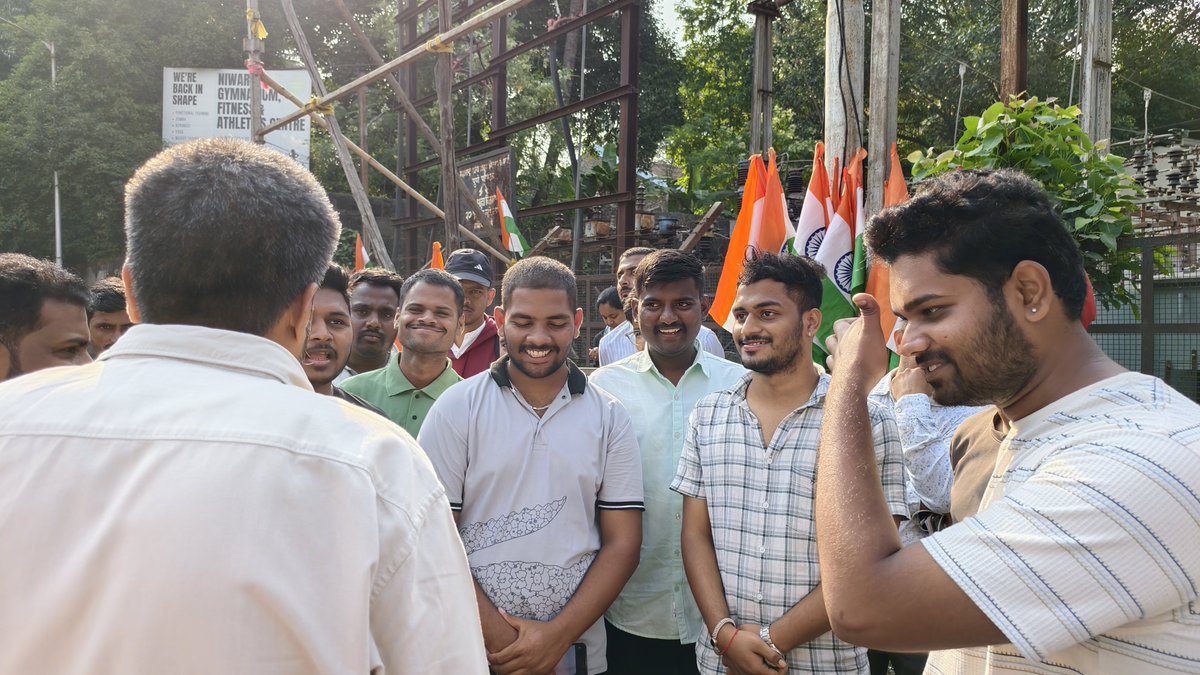 RRPSpeaks's tweet photo. पुण्यात BBA चं शिक्षण घेणारे बीड येथील शेतकरी कुटुंबातील अनिरुद्ध वाघ, पृथ्वीराज हावळे, ओंकार शिराम यांनी #MPSC च्या आंदोलक विद्यार्थ्यांसाठी पहाटे चहा आणि पोह्यांची व्यवस्था केली. विशेष म्हणजे त्यांनी स्वतः त्यांच्या रुमवर हे चहा-पोहे बनवून आणले.. तसंच पुण्यातील ॲड. विद्याताई पेळमकर यांनीही सकाळी सत्याग्रहाच्या ठिकाणी भेट देऊन विद्यार्थ्यांसाठी केळी दिली आणि या सत्याग्रहाला पाठींबा दिला. हा सत्याग्रह विद्यार्थ्यांचा असला तरी उद्या हेच विद्यार्थी प्रशासनात येऊन समाजासाठी काम करणार आहेत, त्यामुळं प्रत्यक्ष-अप्रत्यक्षपणे हा लढा सर्वच समाजघटकांशी संबंधित आहे, त्यामुळं सर्वच घटकांचा या लढ्याला पाठींबा मिळतोय!

#MPSC_विद्यार्थी_सत्याग्रह
#भिमनवार_यांचा_राजीनामा_झालाच_पाहिजे
#आता_माघार_नाही