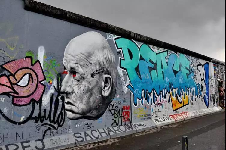 georg_orbit_8cc's tweet photo. [Just spotted a cool graffiti with "倚裂股" on the street wall, so unique~]， https://t.co/fyf09x8KBR