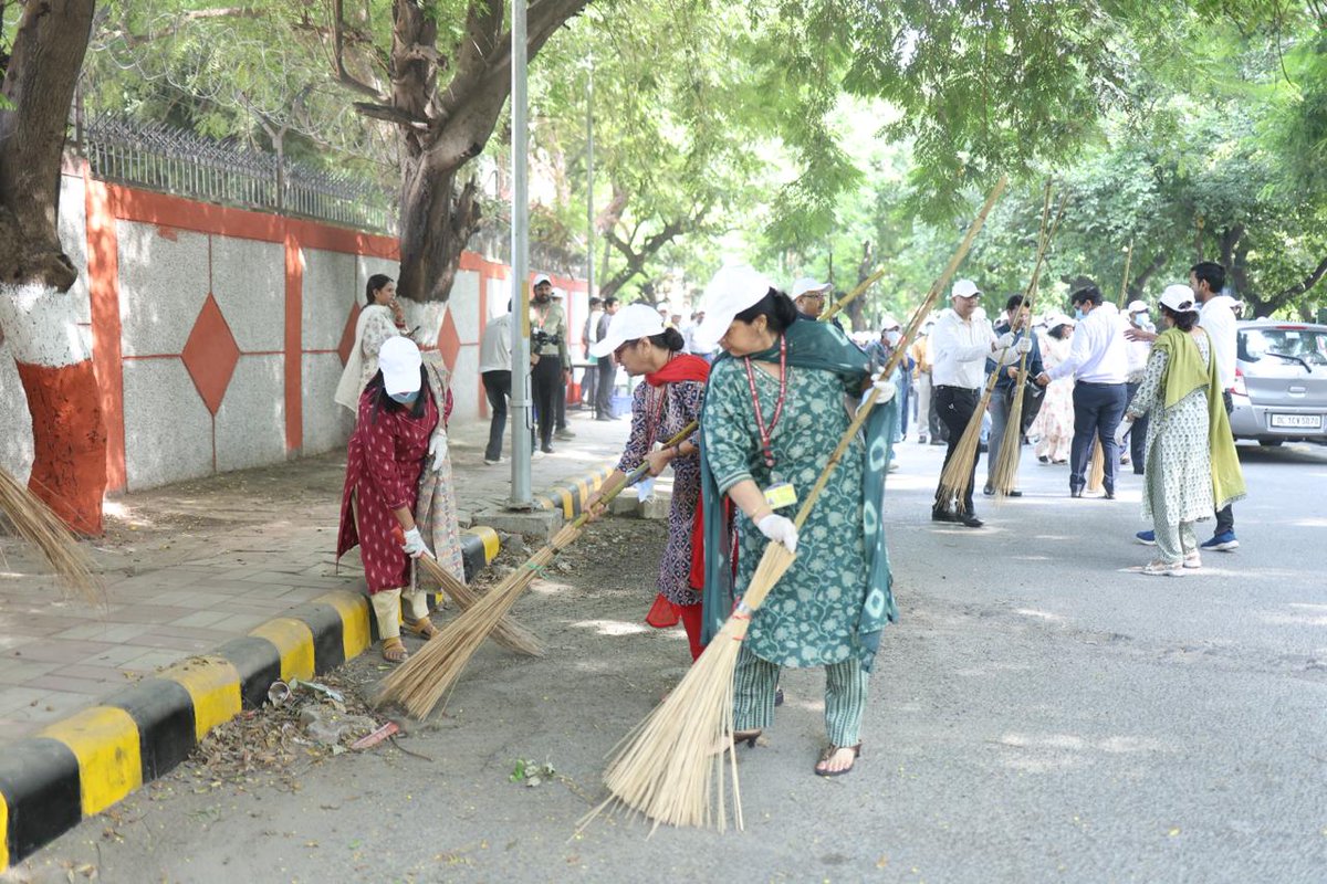 EduMinOfIndia's tweet photo. As part of #SwachhataHiSeva2026 and #SpecialCampaign6, Secretary, Department of School Education and Literacy (DoSEL), Shri T. K. Anil Kumar, led a Swachhata Shramdaan at a PM SHRI school in New Delhi, joined by officials, students and teachers.

The drive featured tree plantation under #EkPedMaaKeNaam3.0 and a quiz on solid waste management, inspiring students towards cleanliness, waste segregation and environmental responsibility. 🌱
#SwachhPaathshala #SchoolEducation #DoSEL #EcoClubsForMissionLiFE #SWMRules2026