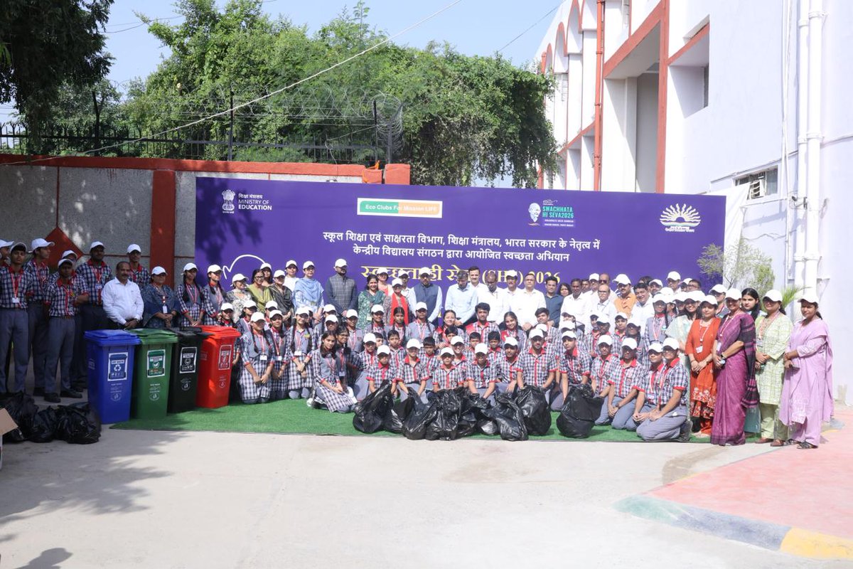 EduMinOfIndia's tweet photo. As part of #SwachhataHiSeva2026 and #SpecialCampaign6, Secretary, Department of School Education and Literacy (DoSEL), Shri T. K. Anil Kumar, led a Swachhata Shramdaan at a PM SHRI school in New Delhi, joined by officials, students and teachers.

The drive featured tree plantation under #EkPedMaaKeNaam3.0 and a quiz on solid waste management, inspiring students towards cleanliness, waste segregation and environmental responsibility. 🌱
#SwachhPaathshala #SchoolEducation #DoSEL #EcoClubsForMissionLiFE #SWMRules2026