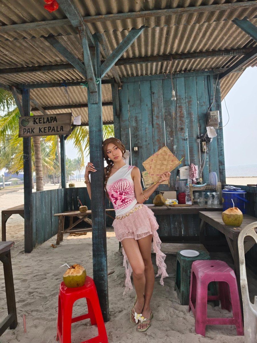 missorcyd's tweet photo. 𝑀iss 𝑂rchy 𝑚𝑜𝑜𝑑𝑏𝑜𝑎𝑟𝑑🌺 ⋆˚𝜗𝜚˚⋆
" i finally touched grass… but make it beach 🥥 "
#Shaz #NONA https://t.co/liuUqXvTNv
