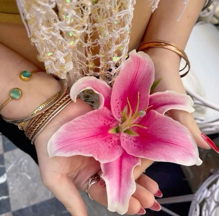 missorcyd's tweet photo. 𝑀iss 𝑂rchy 𝑚𝑜𝑜𝑑𝑏𝑜𝑎𝑟𝑑🌺 ⋆˚𝜗𝜚˚⋆
" i finally touched grass… but make it beach 🥥 "
#Shaz #NONA https://t.co/liuUqXvTNv