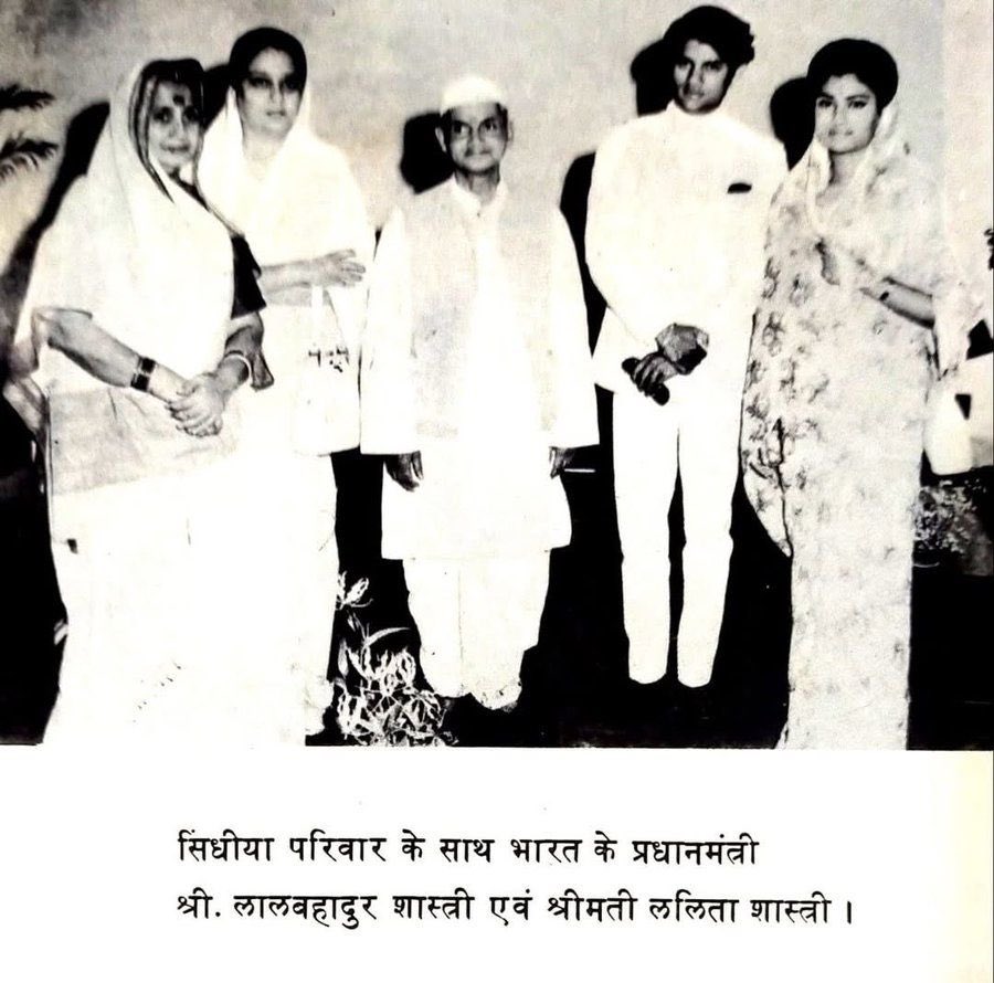 JM_Scindia's tweet photo. 'जय जवान, जय किसान' का अमर नारा देने वाले भारत के पूर्व प्रधानमंत्री, सादगी एवं राष्ट्रसेवा के प्रतीक 'भारत रत्न' लाल बहादुर शास्त्री जी की जयंती पर उन्हें सादर नमन।

देश के कठिन दौर में अपने दृढ़ नेतृत्व से उन्होंने राष्ट्र की सुरक्षा और किसानों के सम्मान को सर्वोच्च प्राथमिकता दी। उनका सरल जीवन, ईमानदारी और देश के प्रति समर्पण आज भी हम सभी के लिए प्रेरणास्रोत है।