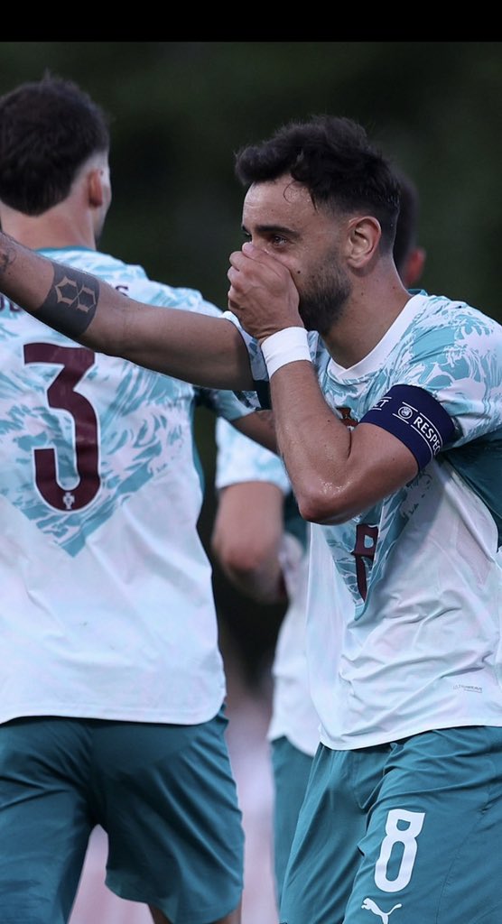 LordZeus_Usulor's tweet photo. 🚨🎙️Toni Kroos on Bruno Fernandes:

"This match just showed that Bruno Fernandes has always been a problem for Portugal.

His stupid decision to stop playing good football as a midfielder whenever Ronaldo is on the pitch has cost Portugal a lot.

In today's game you could clearly see Bruno playing passes into the final third and even providing two assists but whenever Ronaldo was on the pitch, some how the passes are played to the Goal keeper (Laughs).

At some point, you have to ask yourself why."
#cr7 #bruno