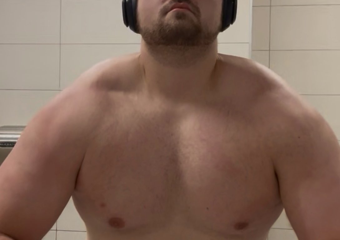 CaelKaleCael's tweet photo. Ignore the fat knot in my shoulder | #gym #upperbody #liftingboy #gymselfie #gaygym #powerlifting #beefy #progressphotos https://t.co/dF9CeLqCpz