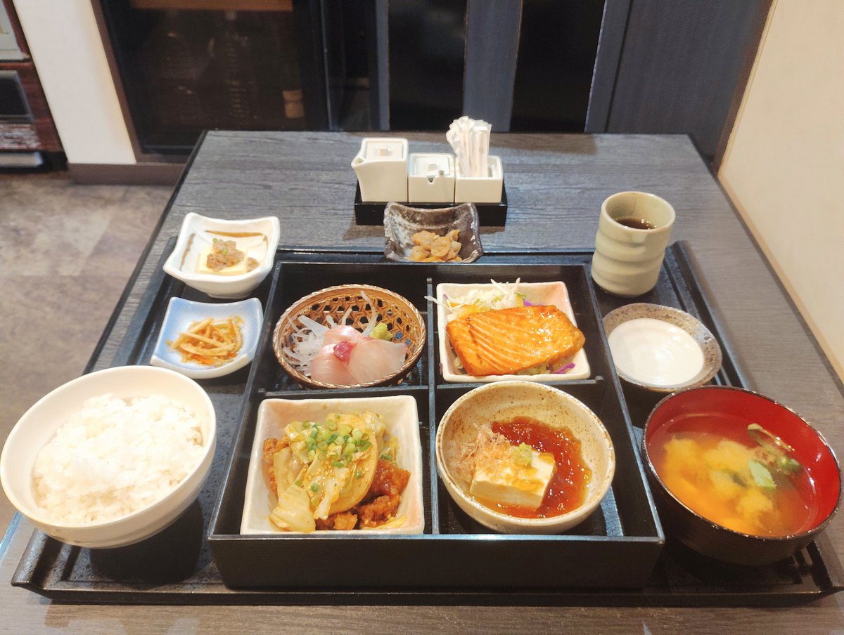 bonesetterYND's tweet photo. 馬車道『あおき』

松花堂御膳1550円　
相生町通りにある豊富な日本酒と季節食材を生かした創作和食店。毎日ランチ行列店。サーモンの幽庵焼き 唐揚げ甘酢だれ シマアジ キンメ鯛  豆腐のジュレ。最後に和風出汁の効いた味噌汁を頂きやっぱり和食っていいなぁと思わしてくれる売り切れ必至の御膳👍✨✨ https://t.co/o5cSfeyAwQ