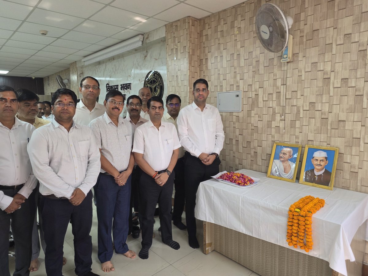 CDOBahraich's tweet photo. आज विकास भवन में राष्ट्रपिता महात्मा गांधी जी और भूतपूर्व प्रधानमंत्री श्री लाल बहादुर शास्त्री जी की जयंती पर ध्वजारोहण और उनकी प्रतिमा पर माल्यार्पण एवं पुष्पांजलि अर्पित किए जाने का कार्यक्रम आयोजित किया गया।
@CMOfficeUP 
@DMBahraich https://t.co/gS69Cq4HwX