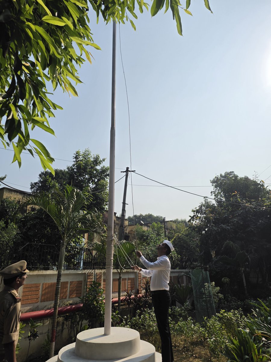 CDOBahraich's tweet photo. आज विकास भवन में राष्ट्रपिता महात्मा गांधी जी और भूतपूर्व प्रधानमंत्री श्री लाल बहादुर शास्त्री जी की जयंती पर ध्वजारोहण और उनकी प्रतिमा पर माल्यार्पण एवं पुष्पांजलि अर्पित किए जाने का कार्यक्रम आयोजित किया गया।
@CMOfficeUP 
@DMBahraich https://t.co/gS69Cq4HwX
