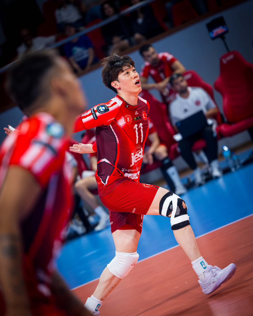 almondmilkTH's tweet photo. laser-focused on Mikasa 🏐
what a beautiful photo (jusko palag talaga ang face card)😻😘😽

#石川祐希 https://t.co/ZwK82Ia0zv
