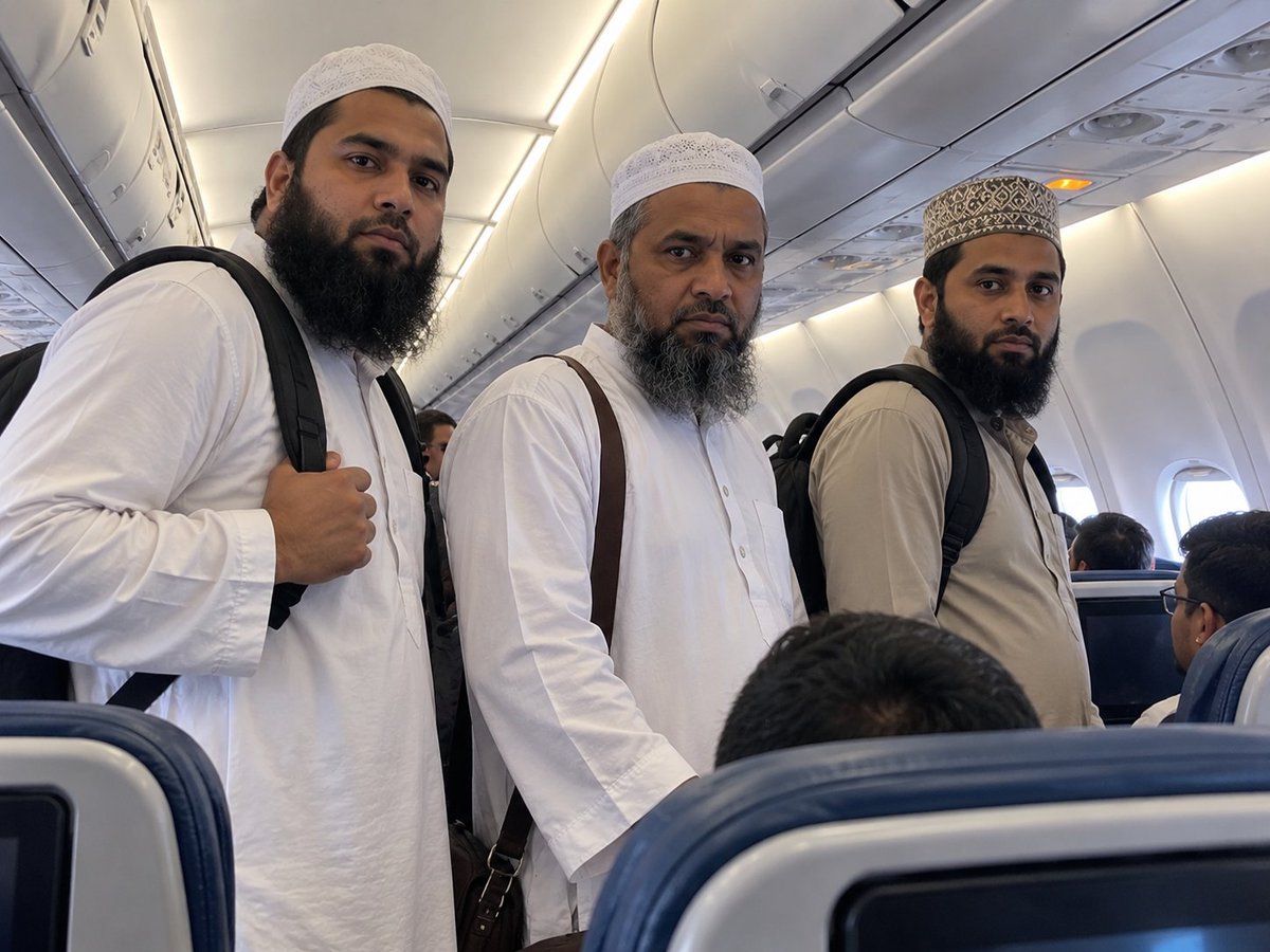 Mahiixz's tweet photo. You are on an airplane and you see this. What will be your first reaction?? https://t.co/yTiUKxv9gL