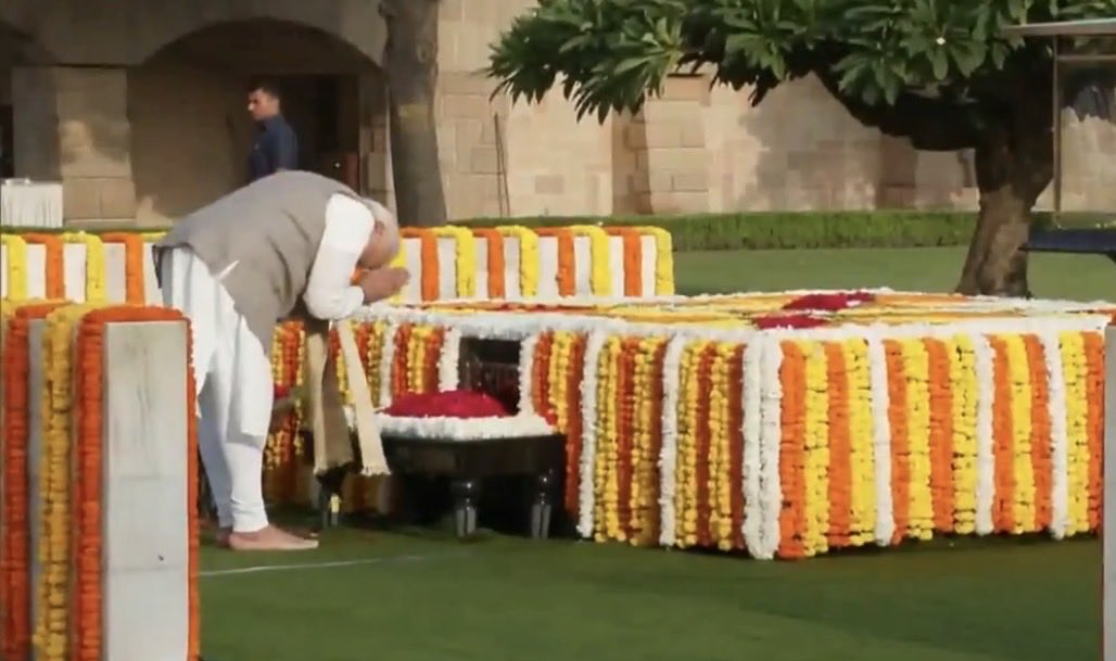 garrywalia_'s tweet photo. गांधी के सामने ऐसे ही झुकना पड़ेगा मोदी जी . ये है महात्मा गांधी की ताक़त और कमाई . https://t.co/T41HixEzO7