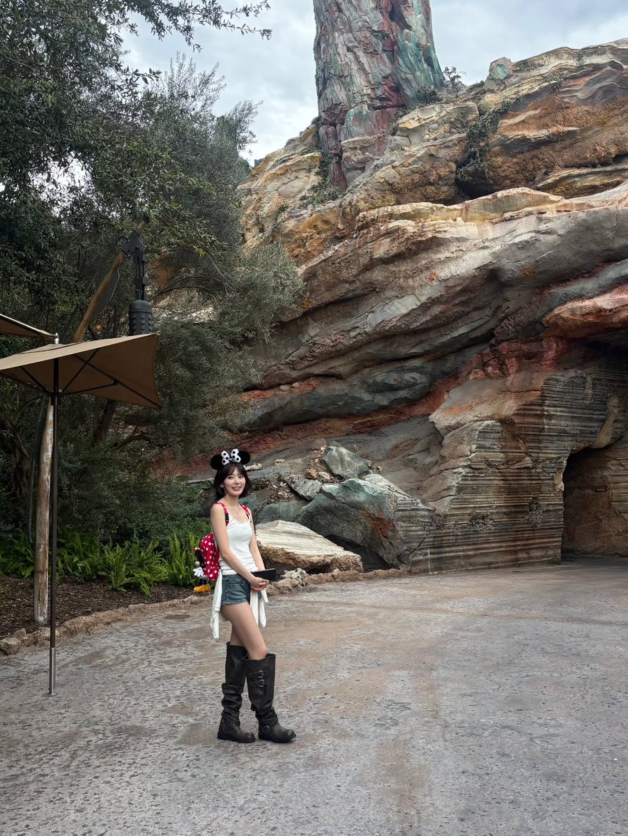kkurasier's tweet photo. sakura is so happy to finally able meet her favorite grogu and mando and got to see the star wars: galaxy’s edge! you can see the excitement on her eyes 💚✨ https://t.co/WcSXEesq5O