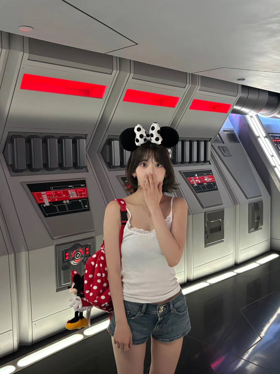 kkurasier's tweet photo. sakura is so happy to finally able meet her favorite grogu and mando and got to see the star wars: galaxy’s edge! you can see the excitement on her eyes 💚✨ https://t.co/WcSXEesq5O