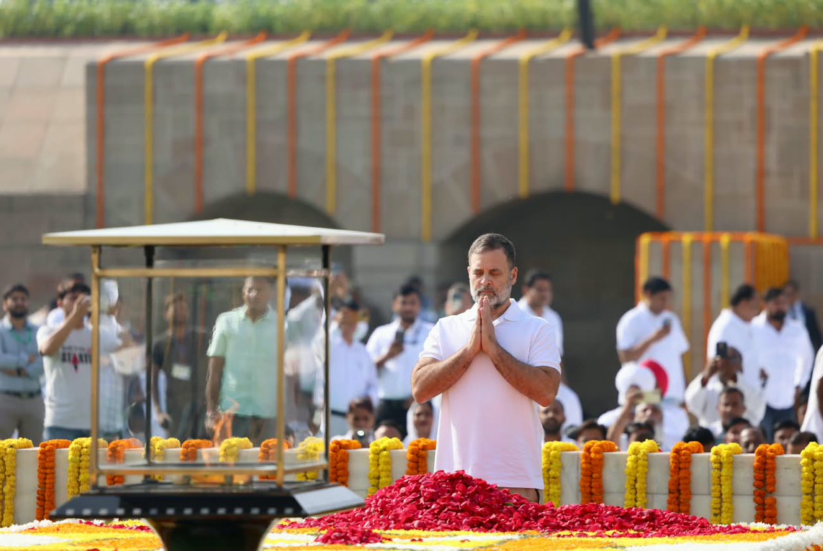 RahulGandhi's tweet photo. सत्य, अहिंसा और निर्भयता - यही बापू की सबसे बड़ी विरासत है।

उन्होंने सिखाया कि अन्याय के सामने कभी झुकना नहीं, सत्य और अहिंसा के साथ डटे रहना ही सच्ची ताकत है।

राष्ट्रपिता महात्मा गांधी जी की जयंती पर उन्हें सादर नमन। https://t.co/IMC6pQVoiT