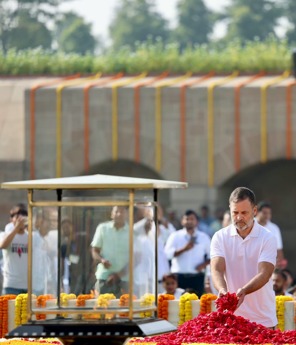 RahulGandhi's tweet photo. सत्य, अहिंसा और निर्भयता - यही बापू की सबसे बड़ी विरासत है।

उन्होंने सिखाया कि अन्याय के सामने कभी झुकना नहीं, सत्य और अहिंसा के साथ डटे रहना ही सच्ची ताकत है।

राष्ट्रपिता महात्मा गांधी जी की जयंती पर उन्हें सादर नमन। https://t.co/IMC6pQVoiT