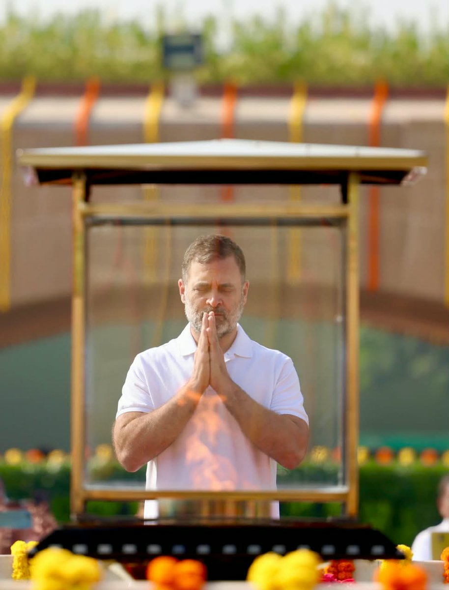 RahulGandhi's tweet photo. सत्य, अहिंसा और निर्भयता - यही बापू की सबसे बड़ी विरासत है।

उन्होंने सिखाया कि अन्याय के सामने कभी झुकना नहीं, सत्य और अहिंसा के साथ डटे रहना ही सच्ची ताकत है।

राष्ट्रपिता महात्मा गांधी जी की जयंती पर उन्हें सादर नमन। https://t.co/IMC6pQVoiT