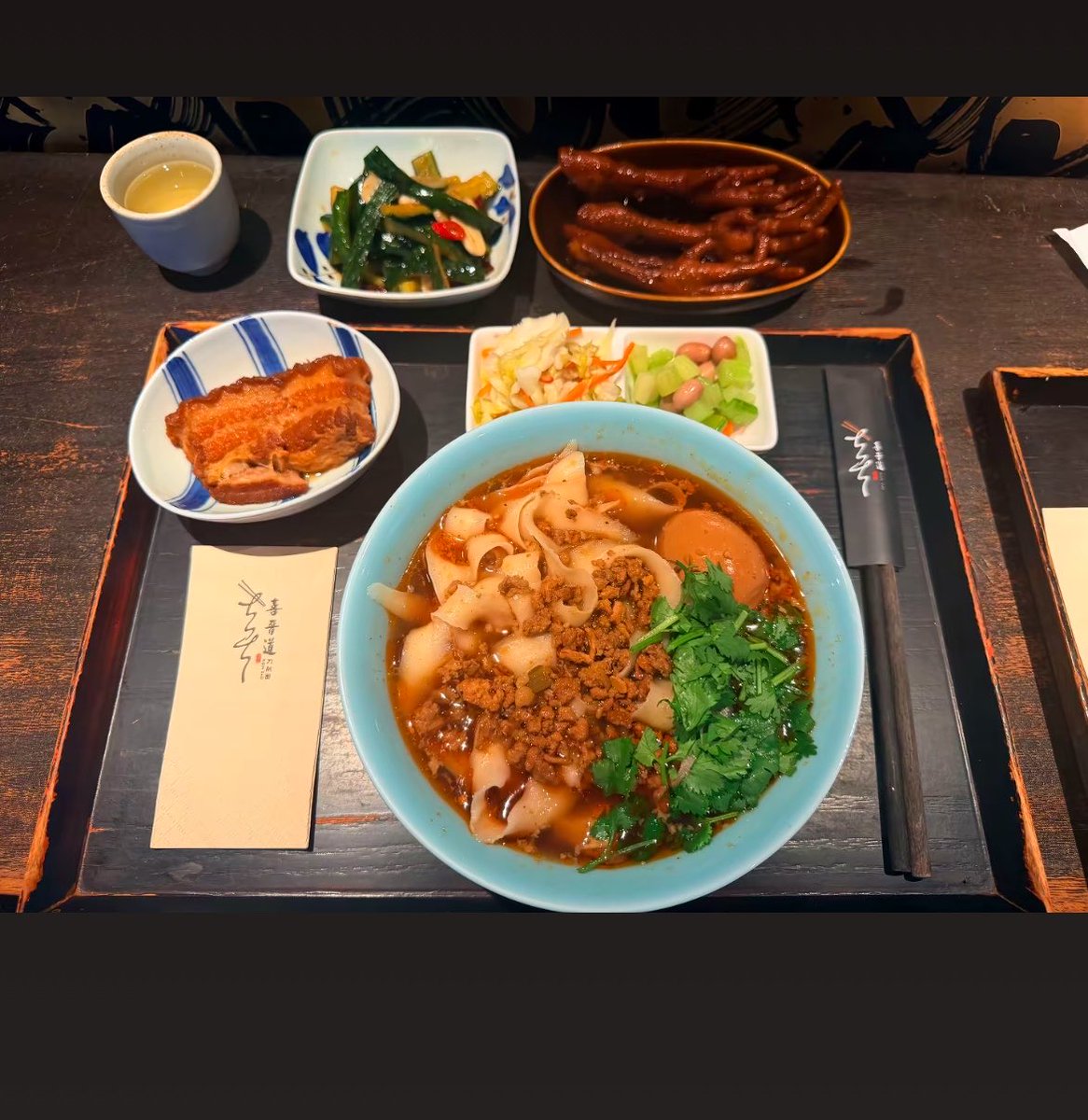 doragoHoohooo's tweet photo. お昼ご飯。豪華な刀削麺をいただきます。もちもち太麺、ボリューム満点✨
#DaoxiaoNoodles #刀削麺 #ChineseFood https://t.co/bLr4KG1ao1