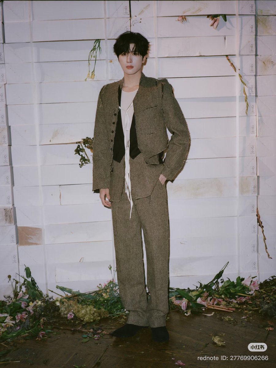 moondustar127's tweet photo. 메종마르지엘라 샤홍슈
261002

Maison Margiela 2026 가을·겨울(FW) 컬렉션 룩을 착용하고, 2027 봄·여름(SS) 컬렉션 패션쇼에 참석한 전헌 https://t.co/gVuMFmLBnK