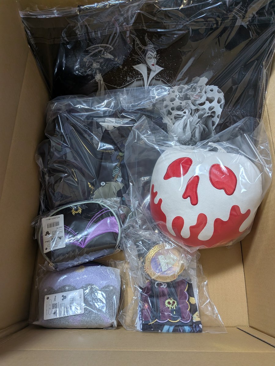 fuai_choco's tweet photo. 買ったのはこれ✨
この時期は、公式の供給が多いから貢いじゃうよね。クイーンのポーチも欲しかったな… https://t.co/0p5ta3oWZg