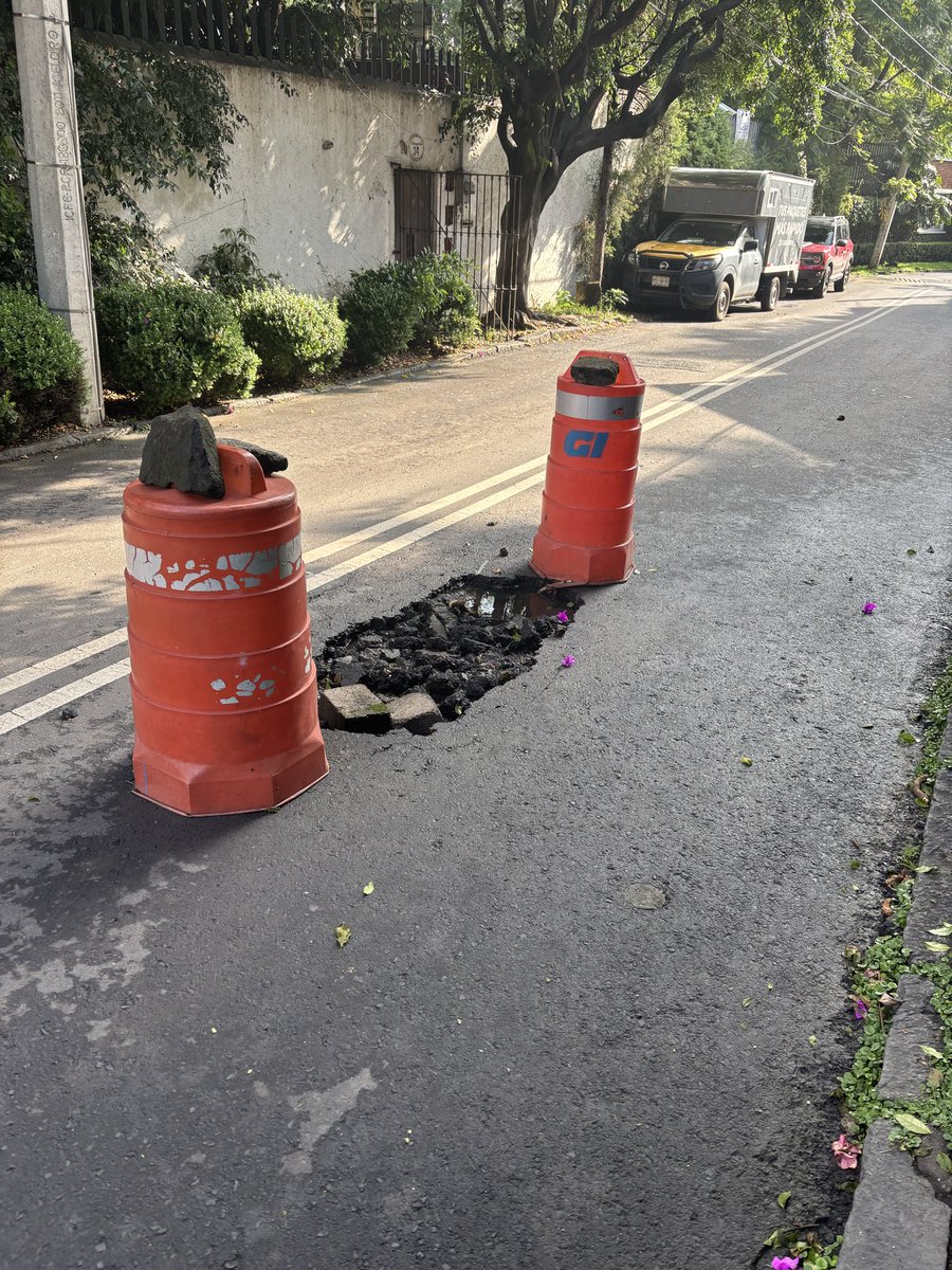 gfabianmedina's tweet photo. 🛑 Coladeras en mal estada, sin tapa, miles de baches y hoyos, luminarias fundidas, basura, ambulante…. Así tiene la @AlcaldiaAO @LopezCasarinJ 👇. https://t.co/QKzfSIXRJx