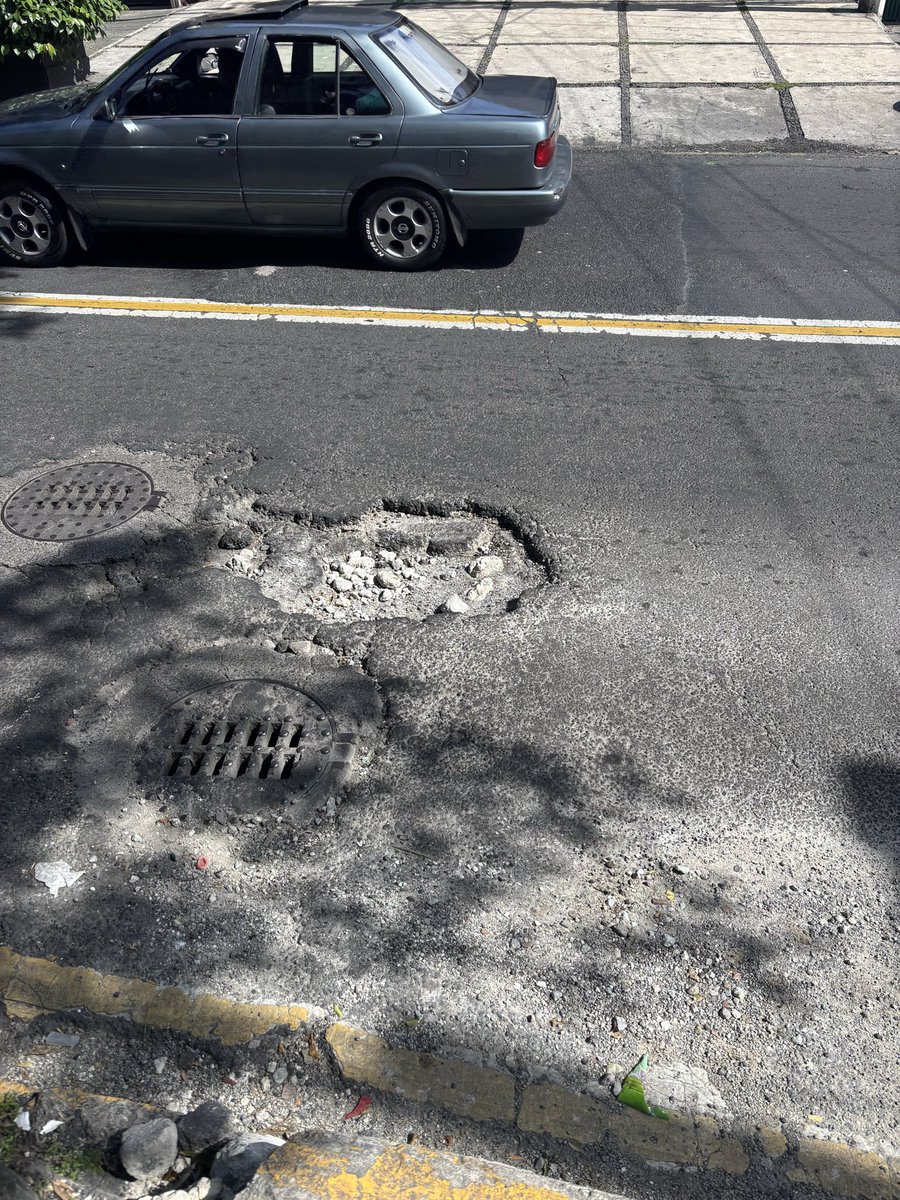gfabianmedina's tweet photo. 🛑 Coladeras en mal estada, sin tapa, miles de baches y hoyos, luminarias fundidas, basura, ambulante…. Así tiene la @AlcaldiaAO @LopezCasarinJ 👇. https://t.co/QKzfSIXRJx