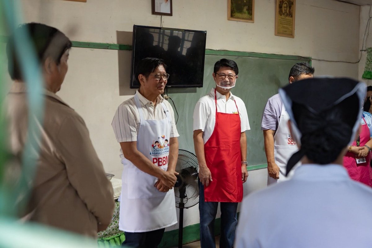 ibcdigital13's tweet photo. Binisita nina Pangulong Ferdinand R. Marcos Jr., House Speaker Bojie Dy III, at DepEd Secretary Sonny Angara sa Patul Elementary School sa Santiago City, Isabela ngayong Biyernes, Oktubre 2.

Sinaksihan ng mga opisyal ang Home-Grown School Feeding Program sa nasabing paaralan na layong magbigay ng masustansyang pagkain sa mga mag-aaral gamit ang mga produktong mula sa lokal na maliliit na magsasaka.

Sa papamagitan ng programa, natutulungan ang mga bata na manatiling malusog at handang matuto, habang sinusuportahan din ang kabuhayan ng mga lokal na magsasaka. (📷: Office of the House Speaker)

#IBCTV13 #IBCDigital #ISM #IntegratedStateMedia #PBBMInIsabela #BojieDy #SonnyAngara #SchoolBasedFeedingProgram