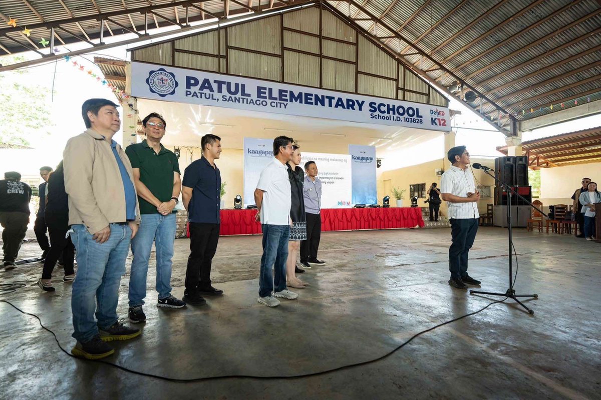 ibcdigital13's tweet photo. Binisita nina Pangulong Ferdinand R. Marcos Jr., House Speaker Bojie Dy III, at DepEd Secretary Sonny Angara sa Patul Elementary School sa Santiago City, Isabela ngayong Biyernes, Oktubre 2.

Sinaksihan ng mga opisyal ang Home-Grown School Feeding Program sa nasabing paaralan na layong magbigay ng masustansyang pagkain sa mga mag-aaral gamit ang mga produktong mula sa lokal na maliliit na magsasaka.

Sa papamagitan ng programa, natutulungan ang mga bata na manatiling malusog at handang matuto, habang sinusuportahan din ang kabuhayan ng mga lokal na magsasaka. (📷: Office of the House Speaker)

#IBCTV13 #IBCDigital #ISM #IntegratedStateMedia #PBBMInIsabela #BojieDy #SonnyAngara #SchoolBasedFeedingProgram