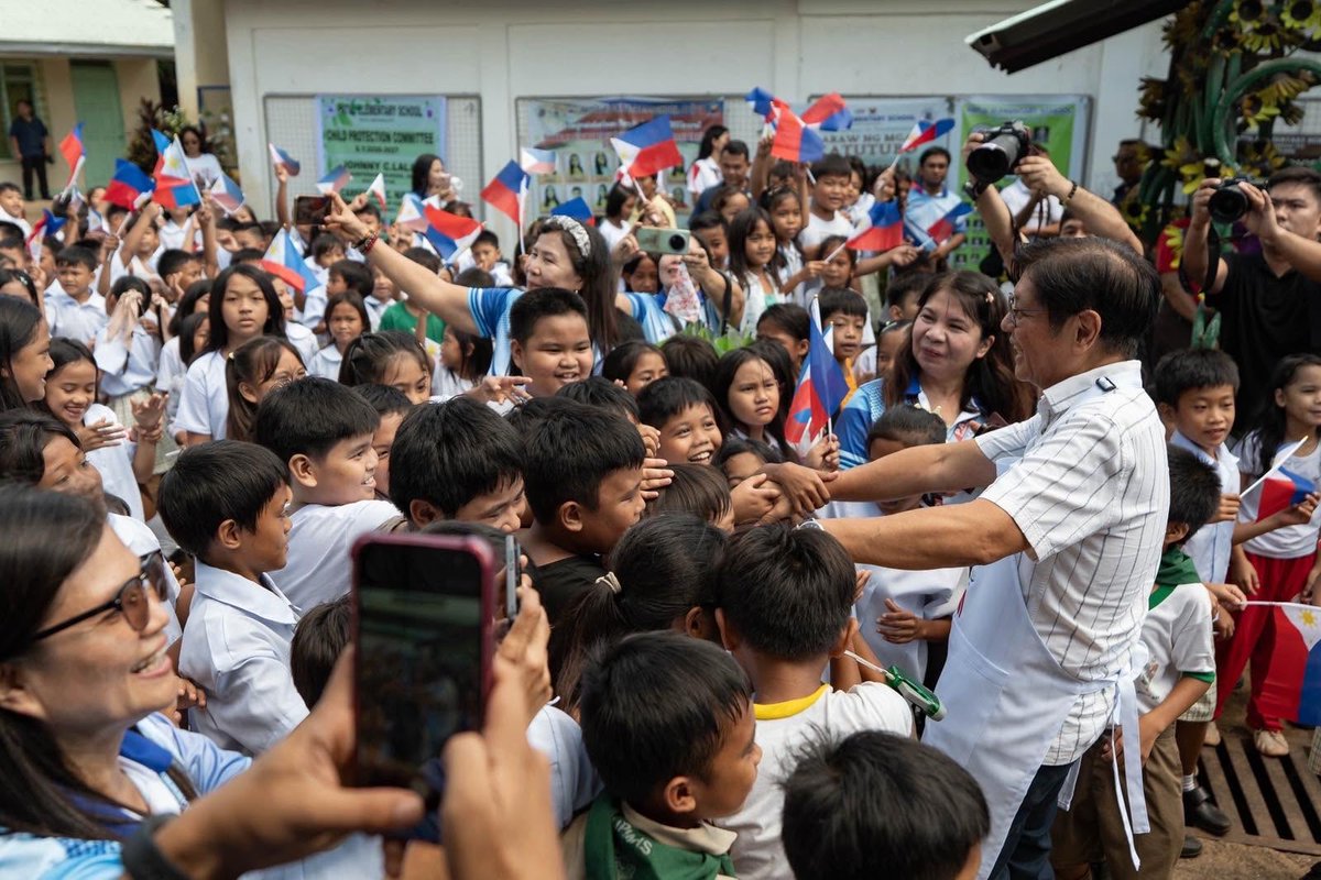 ibcdigital13's tweet photo. Binisita nina Pangulong Ferdinand R. Marcos Jr., House Speaker Bojie Dy III, at DepEd Secretary Sonny Angara sa Patul Elementary School sa Santiago City, Isabela ngayong Biyernes, Oktubre 2.

Sinaksihan ng mga opisyal ang Home-Grown School Feeding Program sa nasabing paaralan na layong magbigay ng masustansyang pagkain sa mga mag-aaral gamit ang mga produktong mula sa lokal na maliliit na magsasaka.

Sa papamagitan ng programa, natutulungan ang mga bata na manatiling malusog at handang matuto, habang sinusuportahan din ang kabuhayan ng mga lokal na magsasaka. (📷: Office of the House Speaker)

#IBCTV13 #IBCDigital #ISM #IntegratedStateMedia #PBBMInIsabela #BojieDy #SonnyAngara #SchoolBasedFeedingProgram