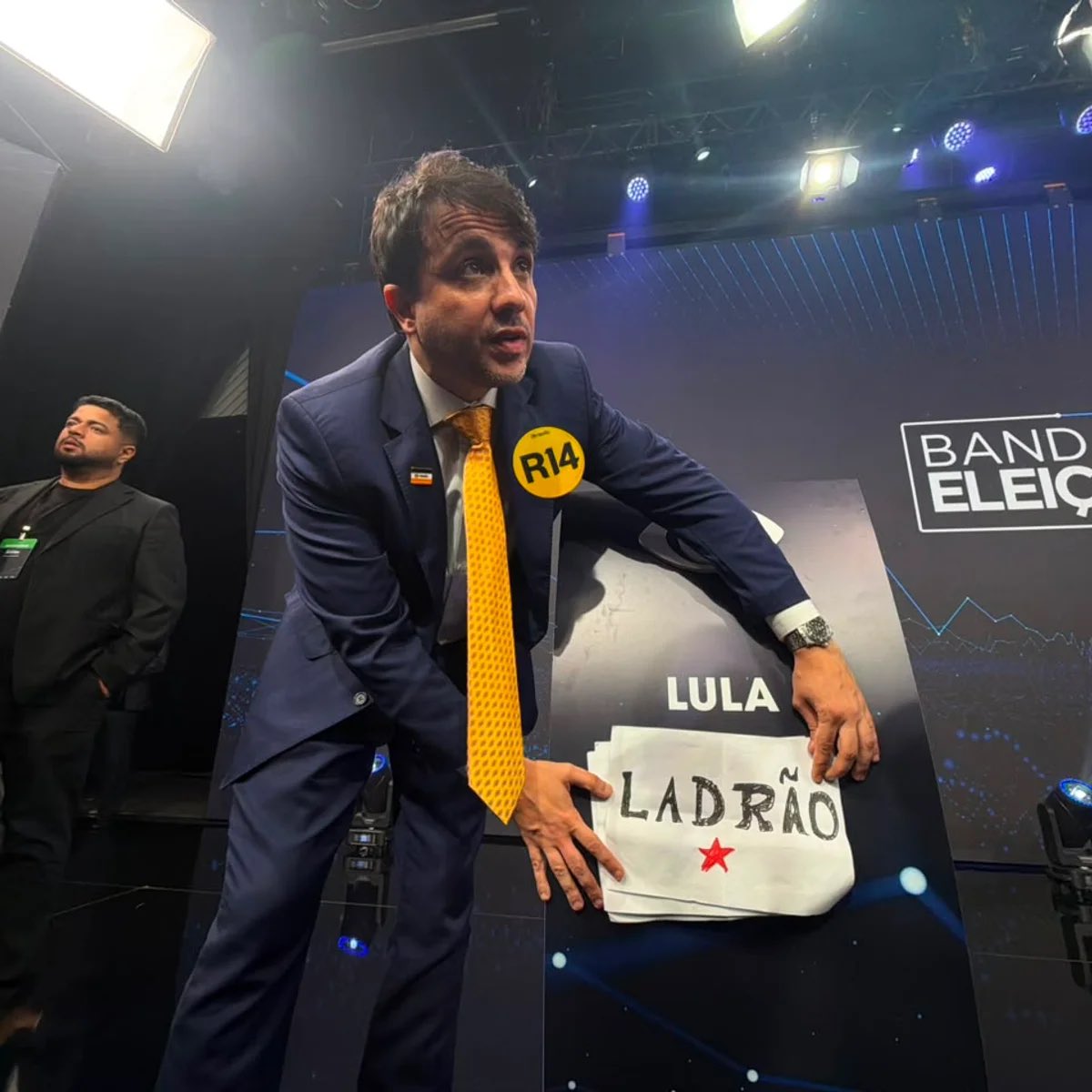 arthurmoledoval's tweet photo. Essa foto é do debate da Band. O púlpito do Lula tava lá, vazio. O Renan foi, mas o Flávio não

Na Globo, Flávio arregou TRÊS MINUTOS depois da confirmação de que o Renan participaria

Agora eles fazem um xadrez 4D pra te convencer que Flavio deu pra trás por causa do tal púlpito vazio do Lula
