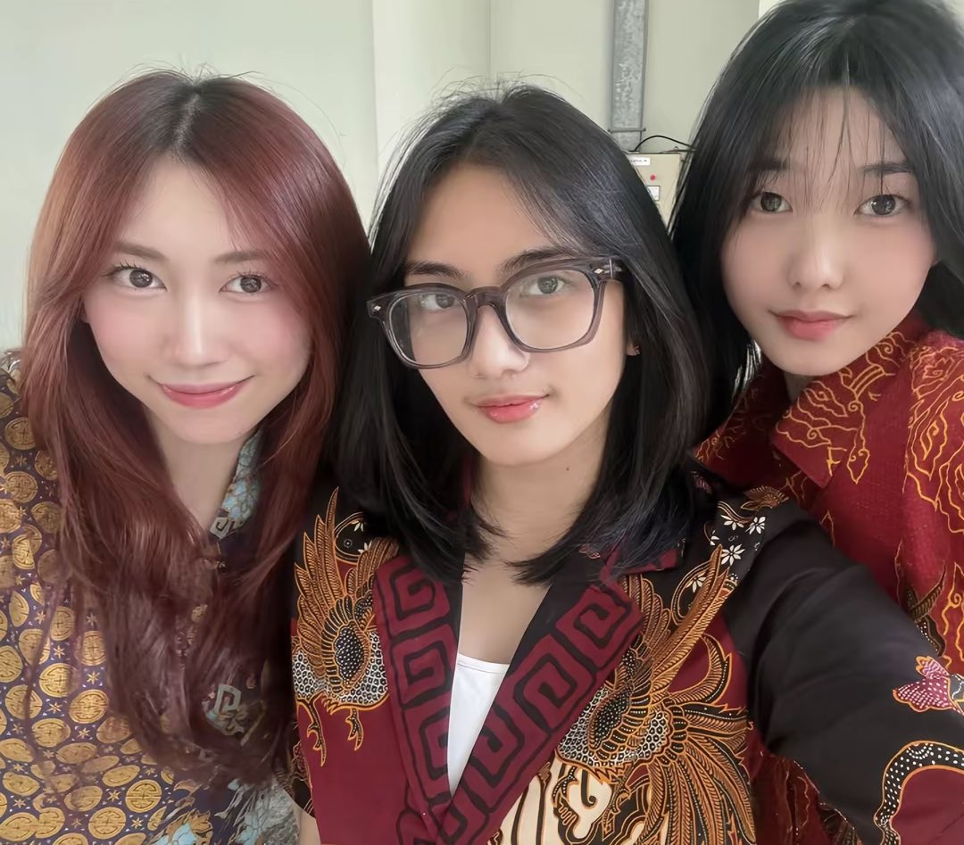 jecimaca's tweet photo. happy national batik day! https://t.co/C6Fw1wgnQD