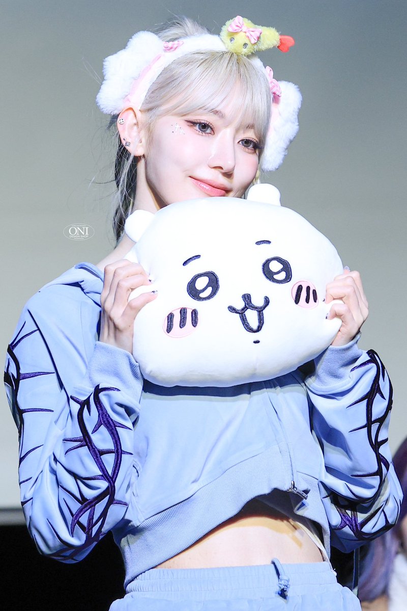 tianiceworld's tweet photo. También me iban a encontrar en el #𝐵erry𝜗ː𝔉αns𝕚gn, porque no podía evitar echar el chismecito con el #𝑆ukiʼs蓝莓𝔉lavor mientras tomaba un café en este día iconico, ¡felicidades @berryvenue, en esta casita las adoramos! ⭐

#𝙱erenice ࣪ 𝄞 ◌ ࣭ 𝕥unəs︐ 🐹 https://t.co/MHCR1XBsUP