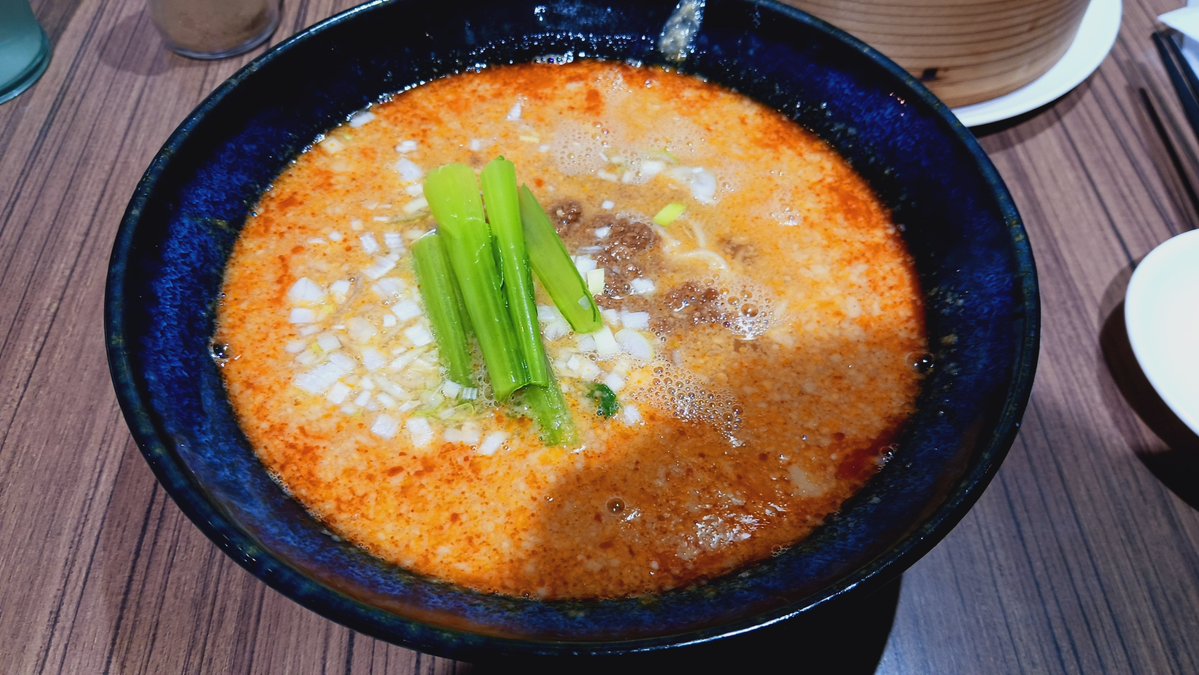 Tommy44103's tweet photo. ランチ限定セット。担々麺小籠包唐揚げにライス、ドリンクついて1480円。担々麺はゴマの効いたまろやかなとろみのあるスープがうまい。適度な辛さと後味もすっきりで、卓上の山椒がアクセントに最適。小籠包は中身のスープが旨味凝縮で満足感抜群。唐揚げは下味しっかりで食べごたえ有。コスパ良印象。 https://t.co/VGiQlfkQgQ