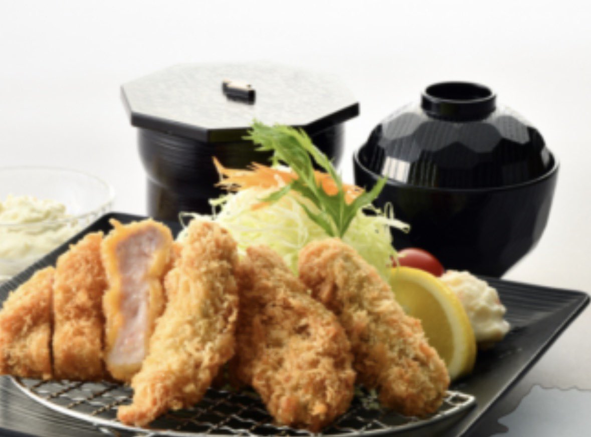 junkokakei's tweet photo. 久しぶりのとんかつKYKへ❣️
注文したのは、季節限定の「広島県産牡蠣フライとロースとんかつ」のセット。
大ぶりの牡蠣フライはジューシーで旨味がギュッと詰まっていて、定番のロースとんかつは脂が甘くてやっぱり最高に美味しい……！
#とんかつKYK #KYK #とんかつ #牡蠣フライ #カキフライ #広島県 https://t.co/9HOWpMrDv5