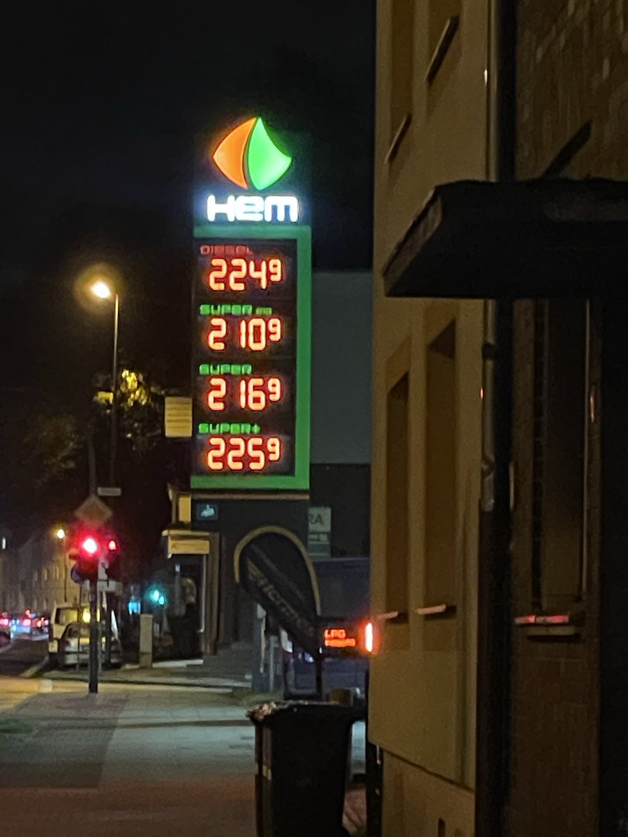 MircoPMWolf's tweet photo. 🗣️: Spürbare 0,17€ #tankrabatt 😭😂😂😭 https://t.co/KWEOUG2znz