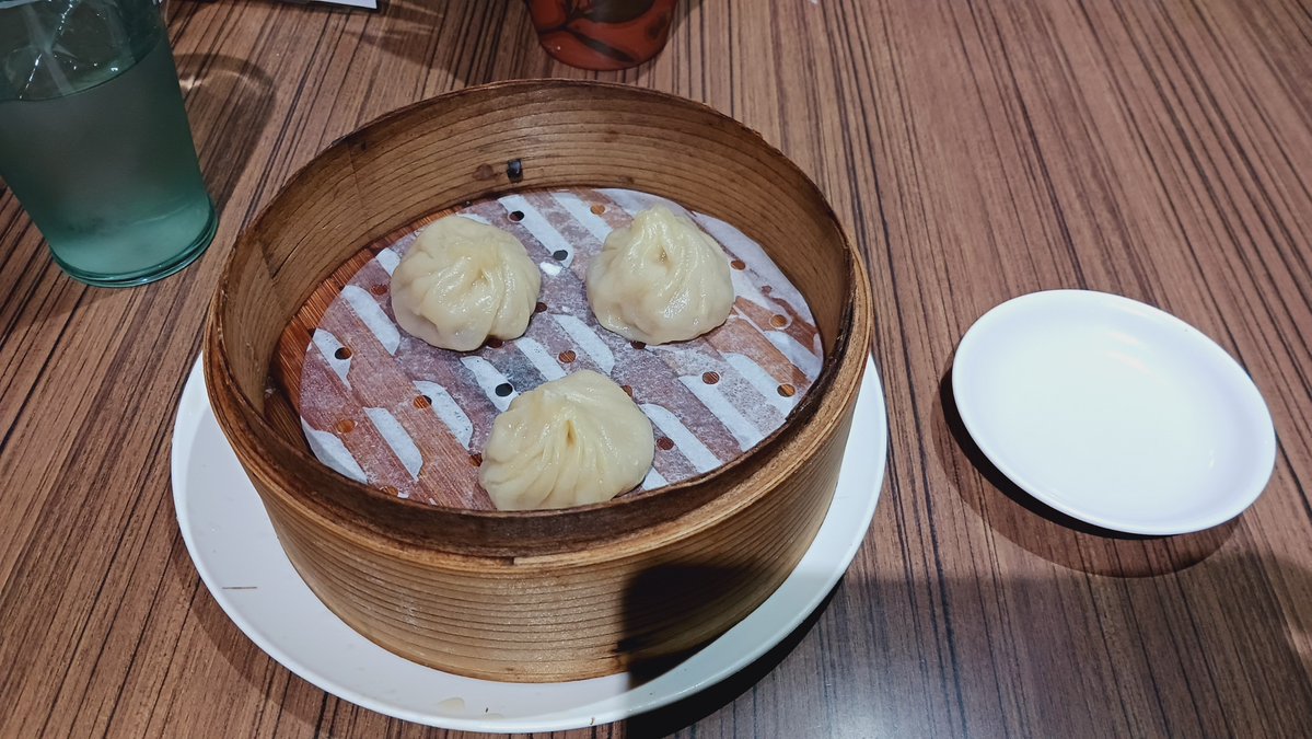 Tommy44103's tweet photo. ランチ限定セット。担々麺小籠包唐揚げにライス、ドリンクついて1480円。担々麺はゴマの効いたまろやかなとろみのあるスープがうまい。適度な辛さと後味もすっきりで、卓上の山椒がアクセントに最適。小籠包は中身のスープが旨味凝縮で満足感抜群。唐揚げは下味しっかりで食べごたえ有。コスパ良印象。 https://t.co/VGiQlfkQgQ