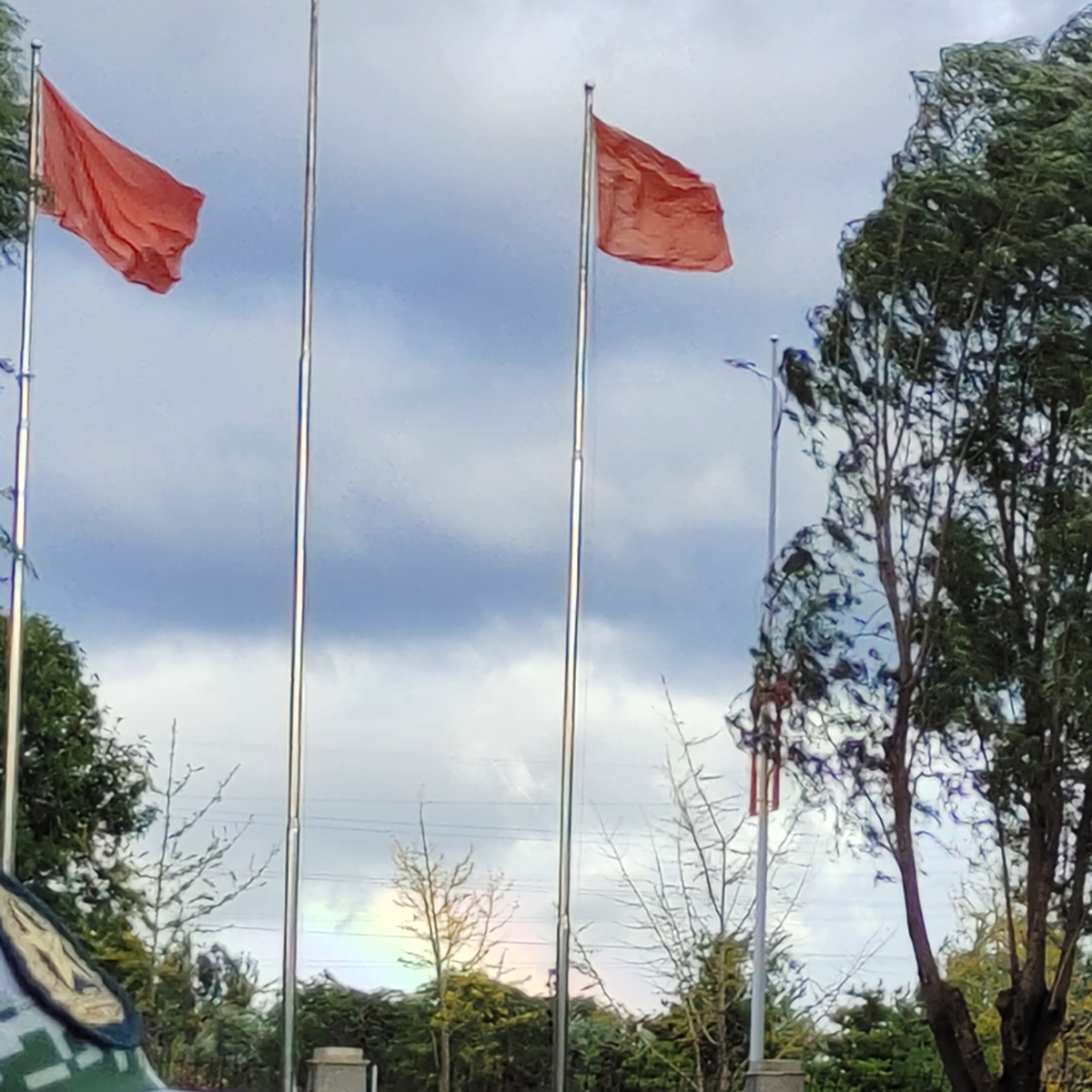 pks6257's tweet photo. [A slender flagpole stands tall on the hill, with an awe-inspiring national emblem embroidered on the bright gauze flag, creating a solemn and magnificent scene] https://t.co/fO0vOEzpp9