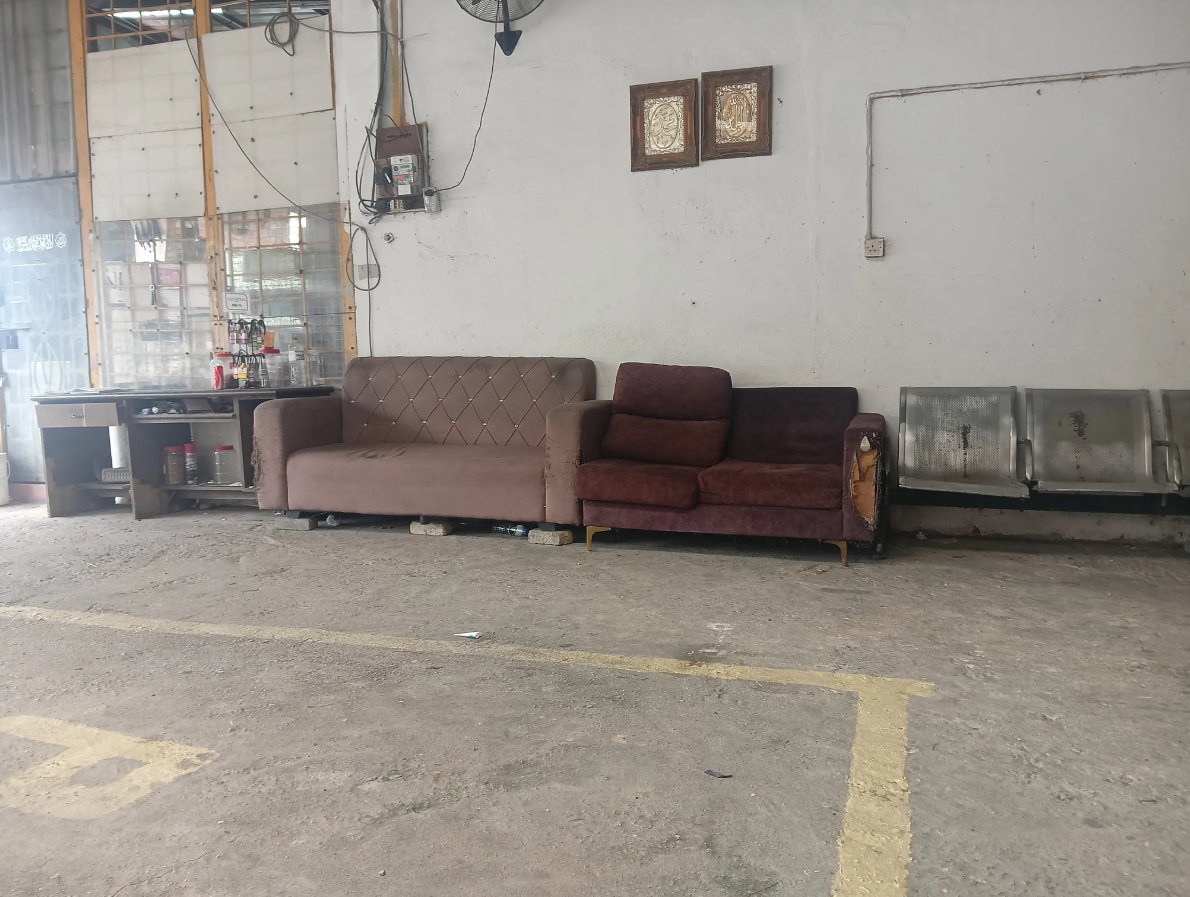 txtharihariWNI's tweet photo. Rule nomor 1: jangan duduk di sofa kayak gini kalau lagi ke car wash. 😭

Yang tahu, tahu aja lah wkwk.

Ada yang tau nggak guys? https://t.co/43mPJSp9js